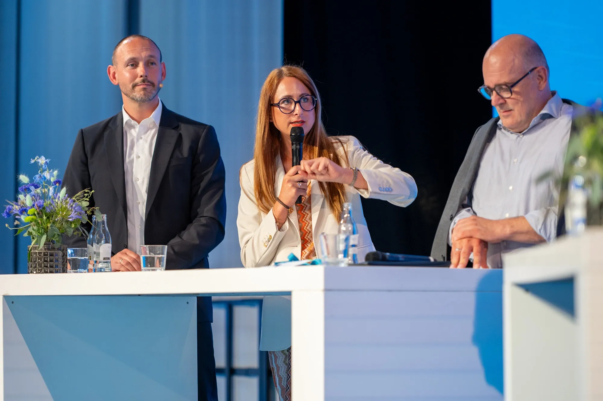 Christina Puello als Speakerin auf der Bühne